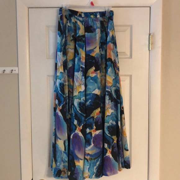 Dresses & Skirts - Flowy Floral Skirt